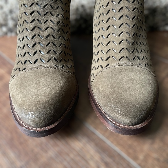 CIRCLE G Laser Cut Suede Ankle Booties •Size 8.5 • Women - Picture 6 of 16